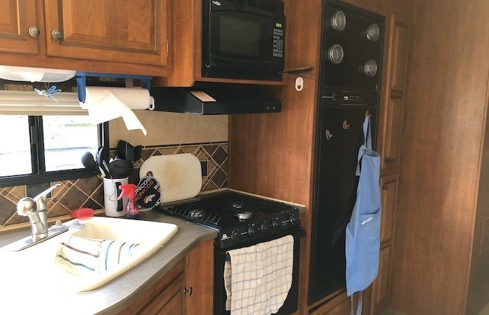 Family RV Kitchen and Cooking Supplies print and download checklist 