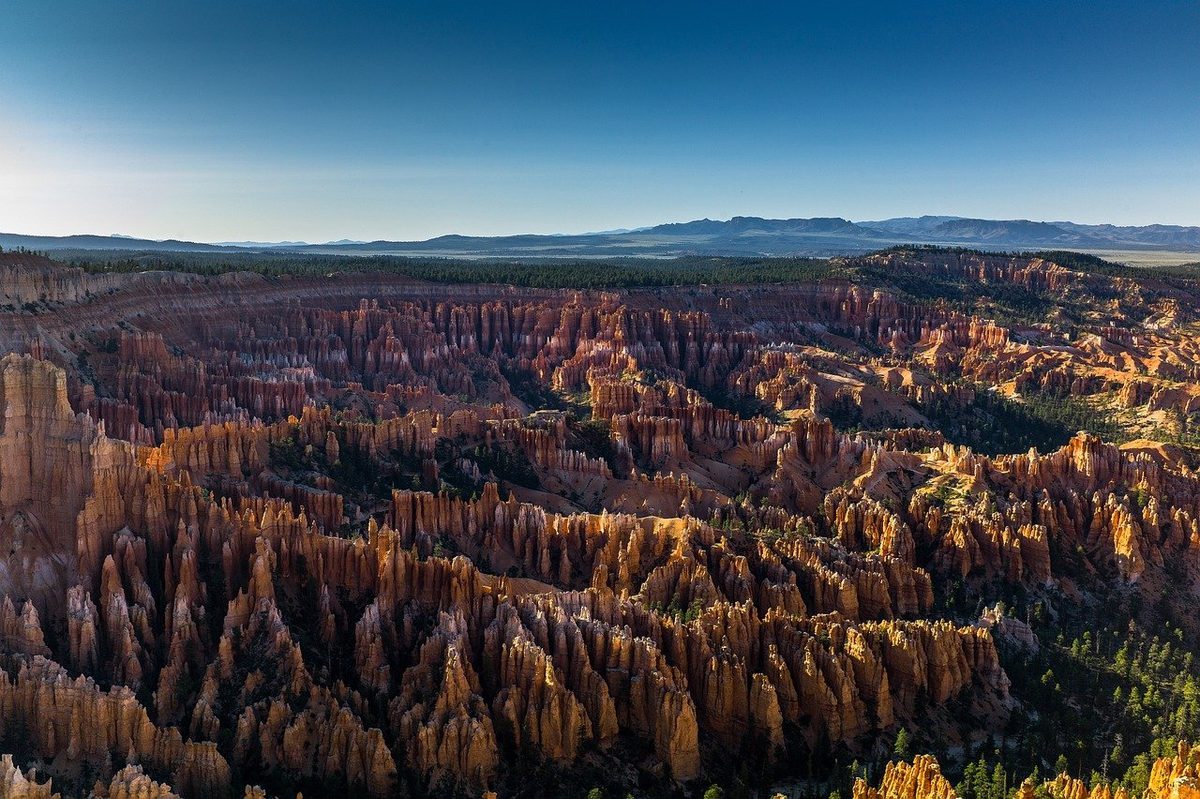 Orange and red hoodoo rock formations at Bryce Canyon