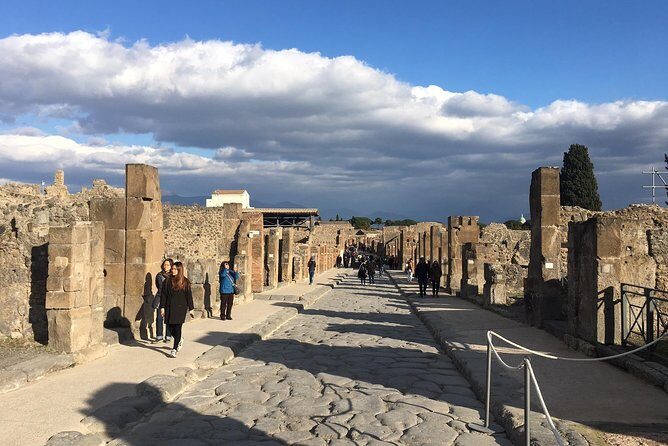 3-Hours Private Walking Tour in Pompeii with an Archaeologist - Practical travel comfort: weather and walking reality