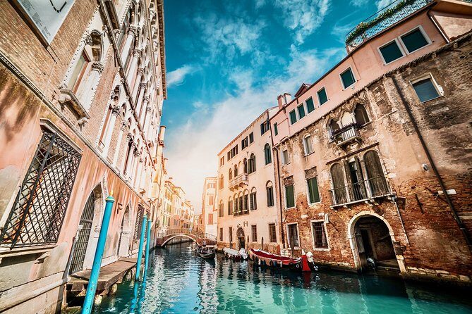 4-Hour Venice guided walking tour with Doge's Palace & St Mark's Basilica - Walking with the guide: hearing better (and when radio gets weird)