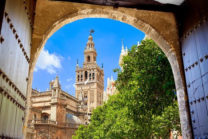 Alcazar, Cathedral and Giralda Guided Tour with Priority Tickets - Meeting Point and the First Minutes at Plaza del Triunfo