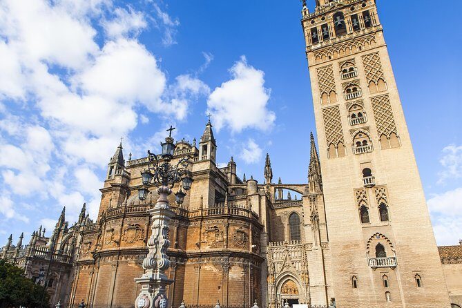 Alcazar, Cathedral and Giralda Guided Tour with Priority Tickets - Seville Cathedral: Gothic Power Built Over an Earlier Sacred Site