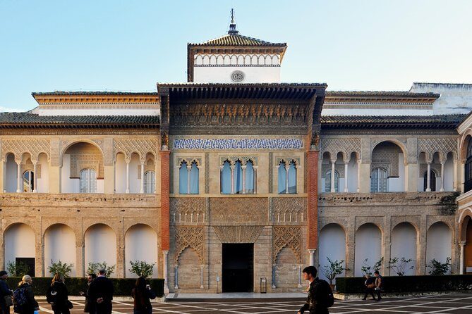 Alcázar, Cathedral & Giralda: Guided Tour with Fast-Track Tickets - Entering the Royal Alcázar with fast-track flow