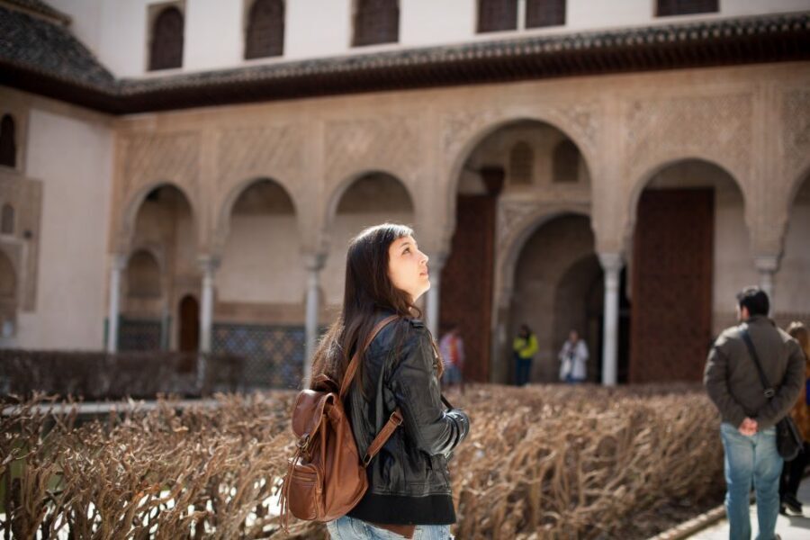 Alhambra and Nasrid Palaces and Local Food Experience - Lunch in Granada old town: El Pescaito de Carmela