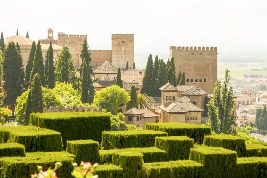 Alhambra: Generalife Gardens & Alcazaba Fast-Track Tour - Fast-Track Entry at Alhambra: What You Gain in 3 Hours