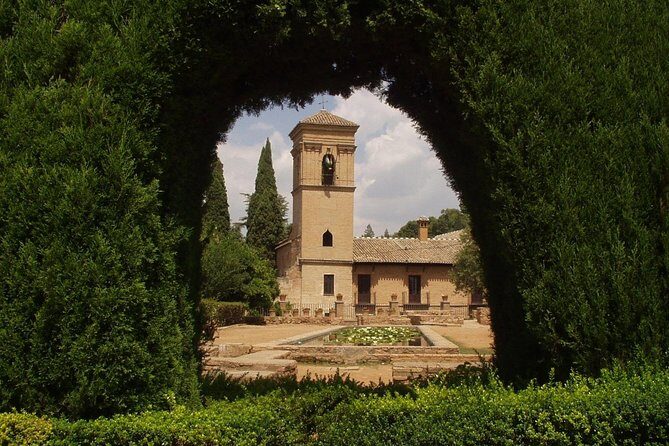 Alhambra & Generalife Skip the Line Premium Tour including Nasrid Palaces - Generalife gardens: the calm break with meaning