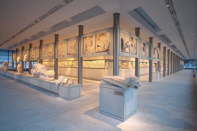 Athens sightseeing Spanish guided tour with Acropolis and museum - Syntagma Square, Omonoia, and Hadrian’s Arch: Athens beyond the hill