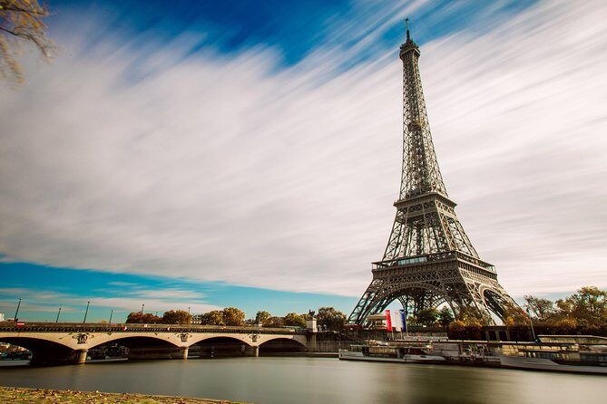 Audioguide - The Eiffel Tower and its secrets - Location: Tour Eiffel (75007) and an End Back at the Same Point