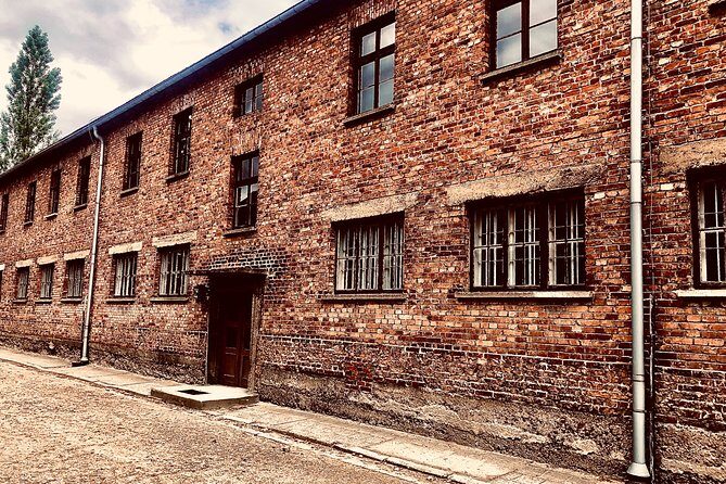 Auschwitz and Birkenau WITHOUT GUIDE private transport from Kraków - Auschwitz I free walking: using your time instead of waiting for explanations