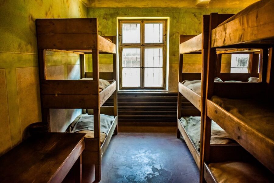 Auschwitz-Birkenau: Entrance Ticket and Live Tour Guide - Headphones and English narration: how to get the most out of the audio