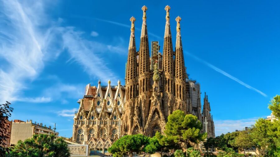 Barcelona: Bike Tour & Sagrada Familia Skip-the-Line Tickets - A 4-hour bike format that keeps Barcelona moving