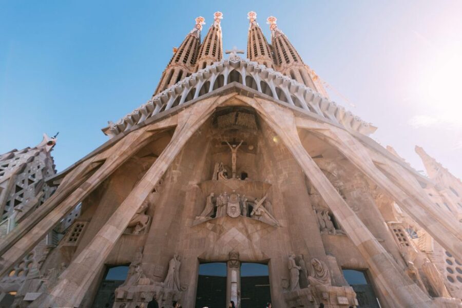 Barcelona: Exclusive Sagrada Familia Private Guided Tour - Where you meet and how not to lose your entry slot