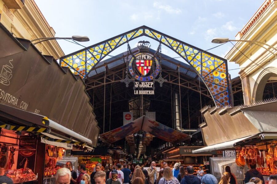 Barcelona: Gothic Quarter & La Sagrada Familia Private Tour - Hotel pickup and the scenic drive to Montjuïc and Passeig de Gràcia