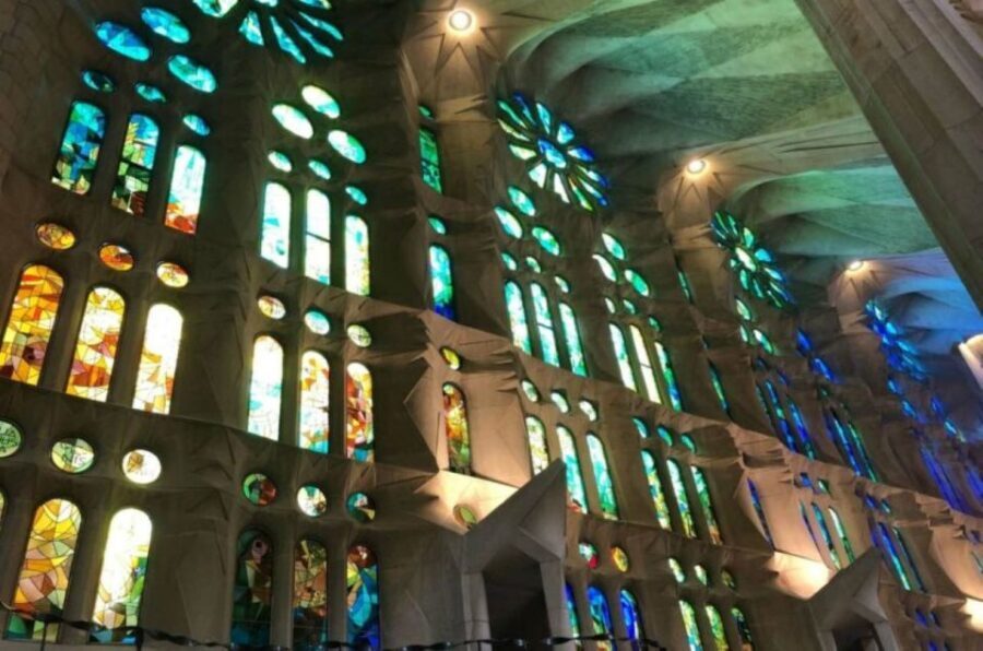 Barcelona: Guided Sagrada Familia Tour & Skip-The-Line Entry - The terrace stop for selfies with real angles from above