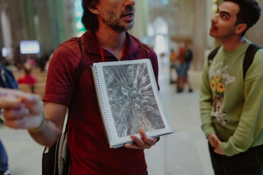 Barcelona: Park Güell & Sagrada Familia Guided Tour - The gap between monuments: the part you must manage yourself