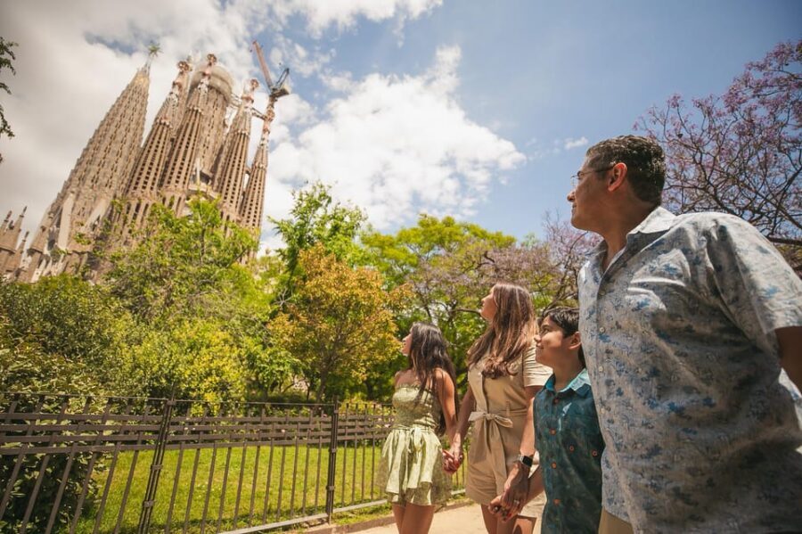 Barcelona: Professional Photoshoot Outside Sagrada Familia - Where the Shoot Starts and How the Session Really Feels