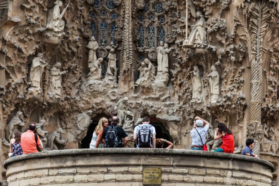 Barcelona: Sagrada Familia and Park Guell Combo Guided Tour - Park Güell on Carmel Hill: mosaics, meaning, and that skyline view