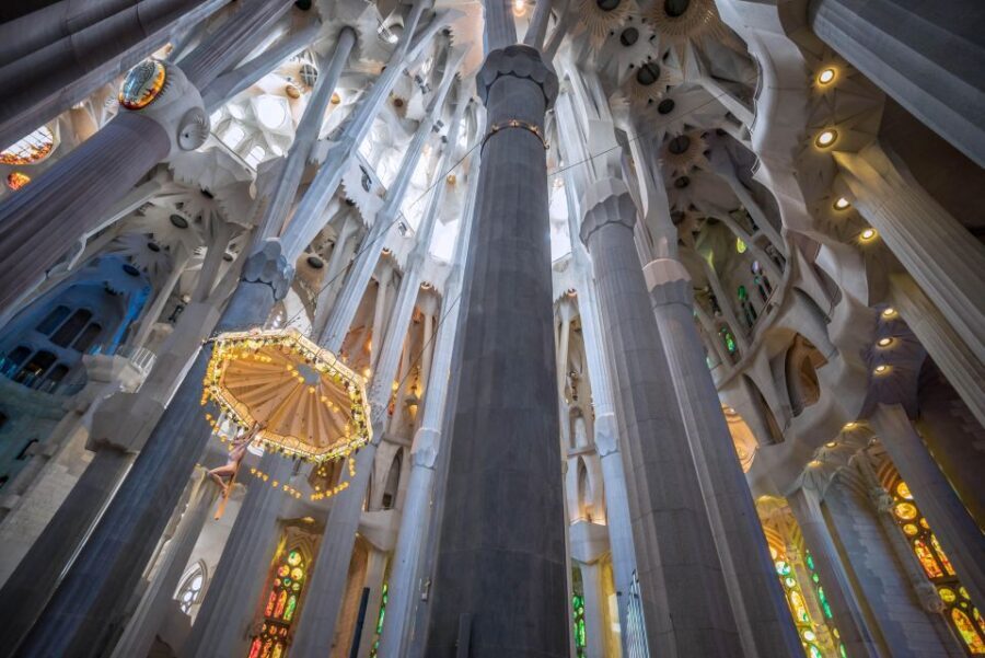 Barcelona: Sagrada Familia Fast Track Guided Tour - Your guide and language choice (English, Spanish, French, German, Italian)