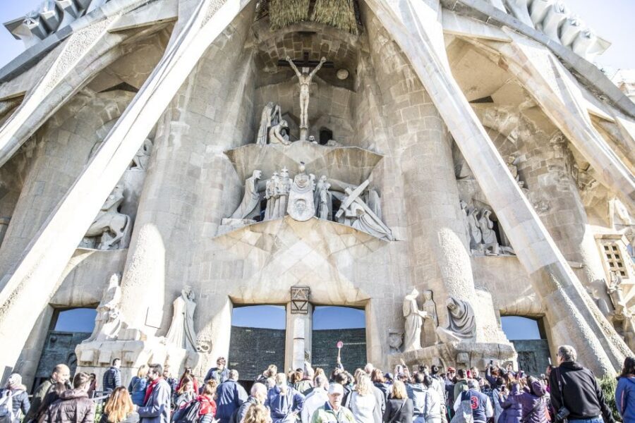 Barcelona: Sagrada Familia Guided Tour with Tower Access - Sagrada Familia, but with your brain switched on