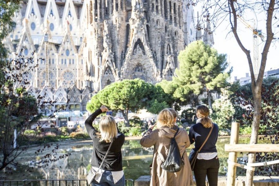 Barcelona: Sagrada Familia Guided Tour with Tower Access - About the guides: names you might hear on the day
