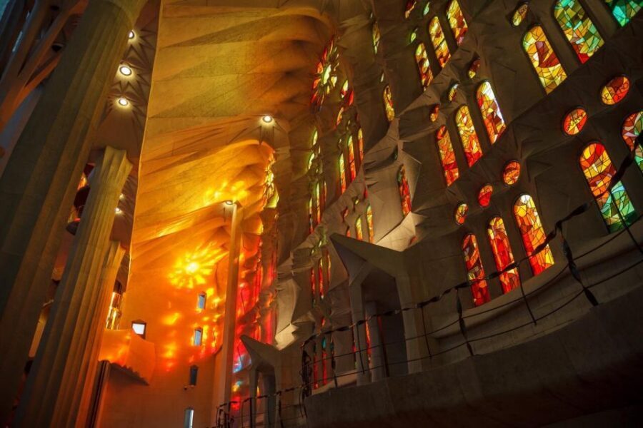 Barcelona: Sagrada Familia Skip-the-Line Guided Tour - Getting in fast: meeting point, escort to the basilica, and headset flow