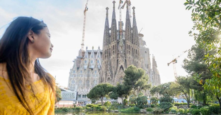 Barcelona: Sagrada Familia Tour & Optional Tower Visit - What the 90-minute guided basilica time really covers