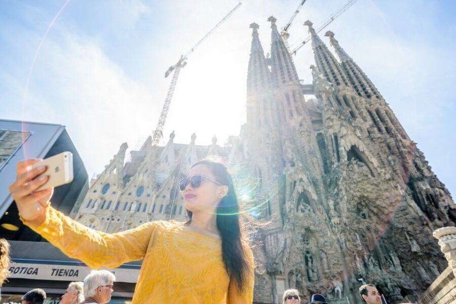 Barcelona: Sagrada Familia Tour & Optional Tower Visit - How to get the best experience inside the basilica