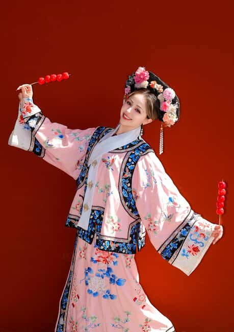 Beijing: Explore the Forbidden City in Hanfu - Choosing Hanfu at the shop: Ming robes and Tang ruqun