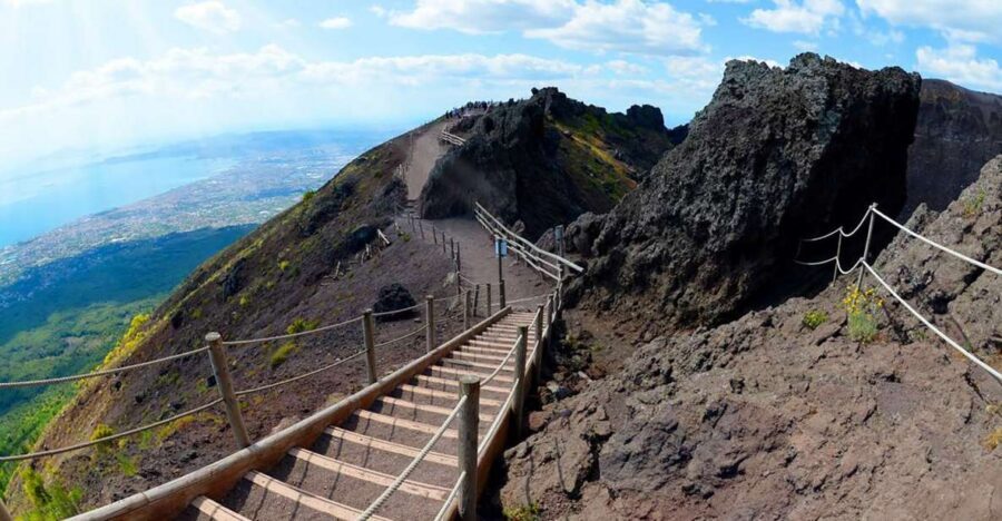 Campania Express Train Pompeii Tour with Vesuvius or Winery - Priority access and managing a huge ancient city