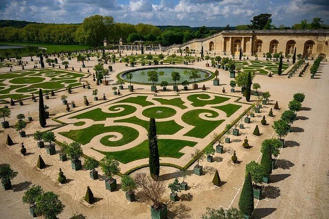 Château of Versailles and Marie Antoinette's Petit Trianon Private Tour - Stop 2: Versailles Gardens and fountain time at the Marie Antoinette Domaine