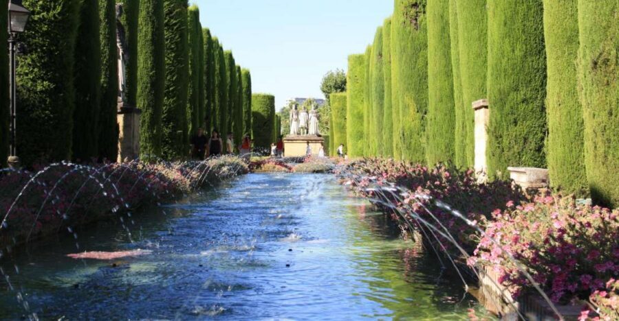 Córdoba: Alcázar and Jewish Quarter 2-Hour Guided Tour - Squares and statues: Maimonides and Cardenal Salazar bring the layers together
