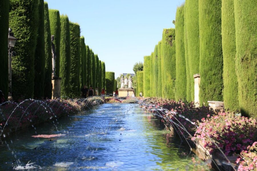 Córdoba: Alcázar and Jewish Quarter 2-Hour Guided Tour - Street names with a point: Flowers, Bonfire, and the artisan souk