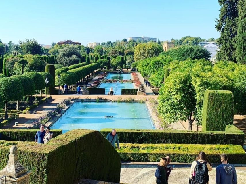 Cordoba: Alcazar of The Christian Monarchs Tickets and Tour - Where to meet: the main gate red umbrella