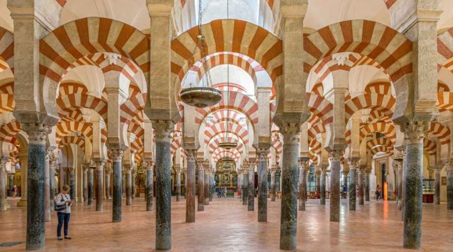 Córdoba: Mosque and Alcazar Private Tour with tickets - Entering the Mezquita-Cathedral: what to watch for during your guided time