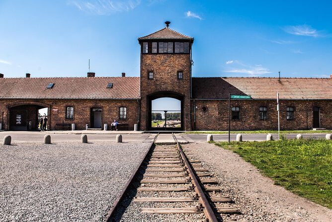 Day Trip: Auschwitz-Birkenau and Wieliczka Salt Mine from Krakow - Lunchboxes at Auschwitz: why the included meal changes the day