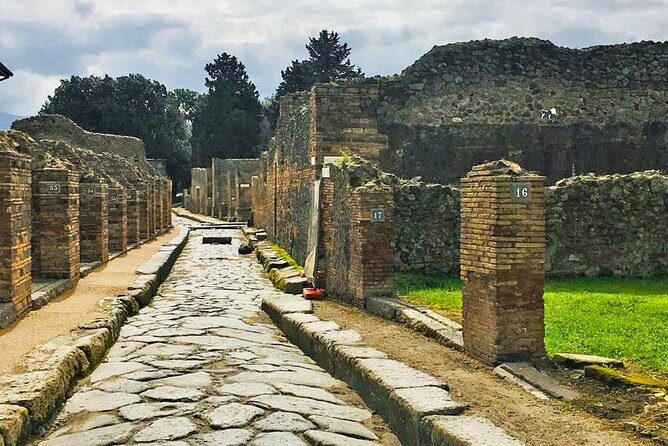 Day trip to Pompeii from Naples - Naples to Pompeii without the car headaches