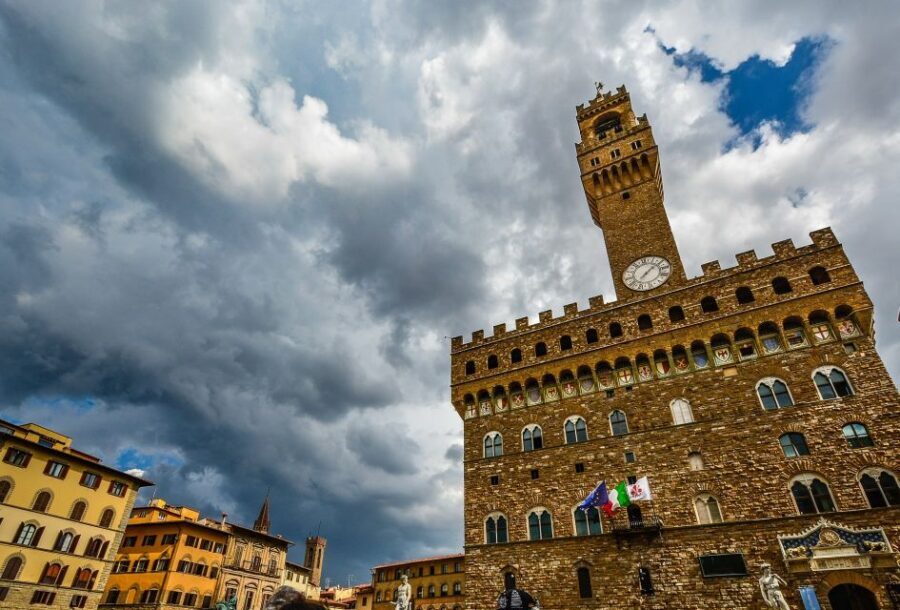 Discover Uffizi and Palazzo Vecchio: Half Day Guided Tour - Uffizi Gallery highlights: Botticelli, Giotto, and Michelangelo
