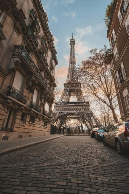 Eiffel Tower Reserved Access with Photoshoot stops - Start at the Seine: Finding 7, rue de la Manutention
