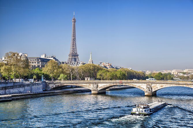 Eiffel Tower Summit Option with Seine River Cruise and City Tour - The coach city tour: how the audio and tablet AR affect your experience