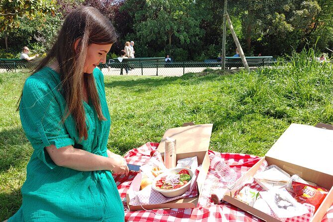Exclusive Gourmet Picnic Experience at the Eiffel Tower - Meeting at the Eiffel Tower and getting your picnic ready