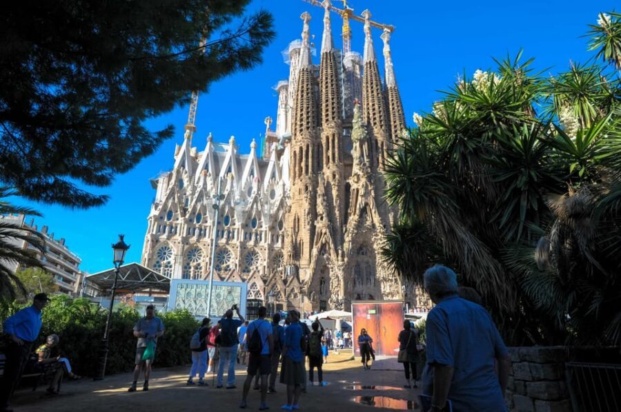 Fast Track: Sagrada Familia & Barcelona Full-Day Tour - Montjuïc and the MNAC area: start with big city views