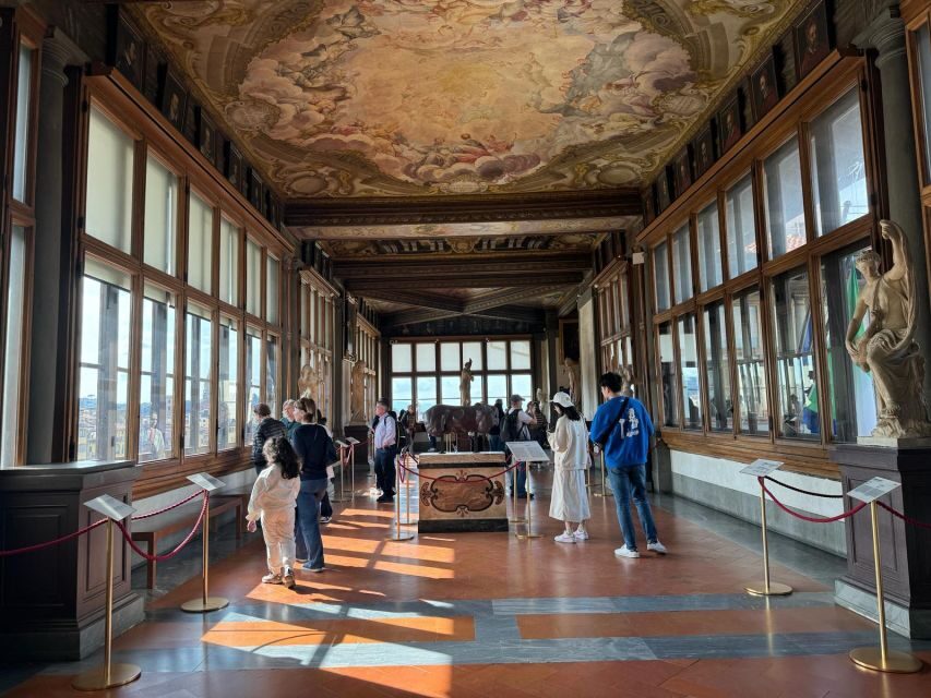 Florence: Uffizi Gallery Priority Access & Small Group Tour - Meeting the Guide in Front of Leonardo’s Statue