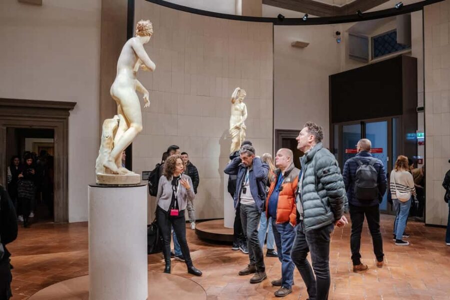 Florence: Uffizi Gallery Skip-the-Line Guided Tour - Meeting at Leonardo da Vinci’s statue: get your bearings fast