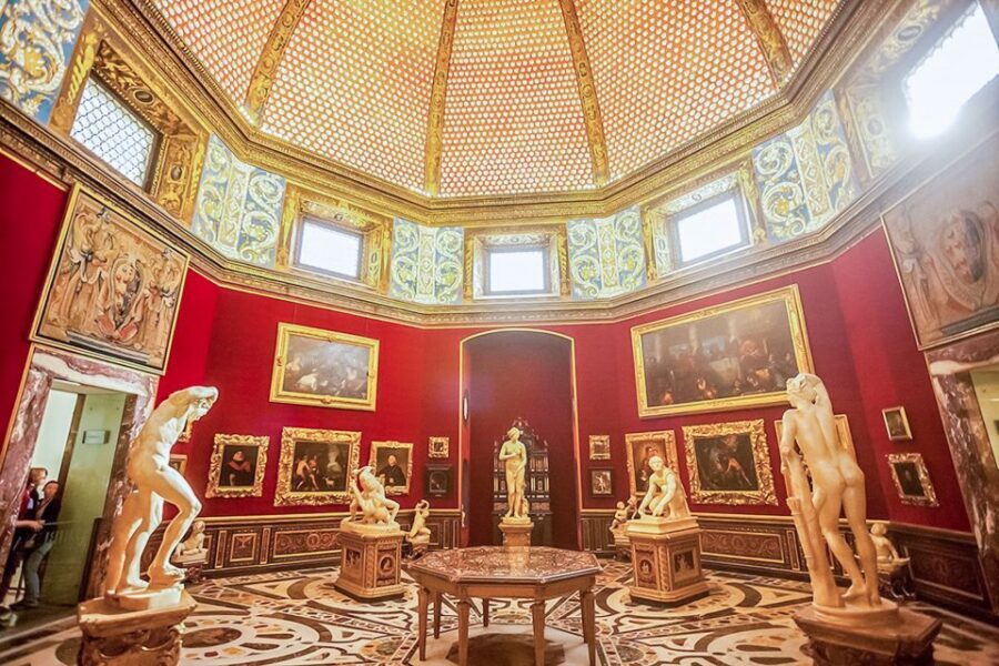 Florence: Uffizi Priority Ticket & Masterpieces Audio App - Navigating a big, famous museum: pace, stairs, and smart stops