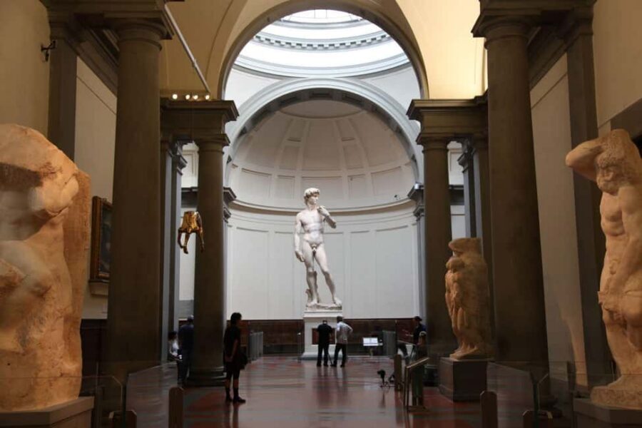 Florence: Walking Tour with Skip-the-Line Accademia & Uffizi - Where to meet near the Arno (and how not to lose the group)