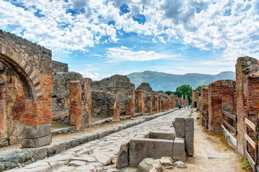 From Naples: Pompeii and Vesuvius Full-Day Tour with Lunch - Lunch near Pompeii: included, but don’t overthink it