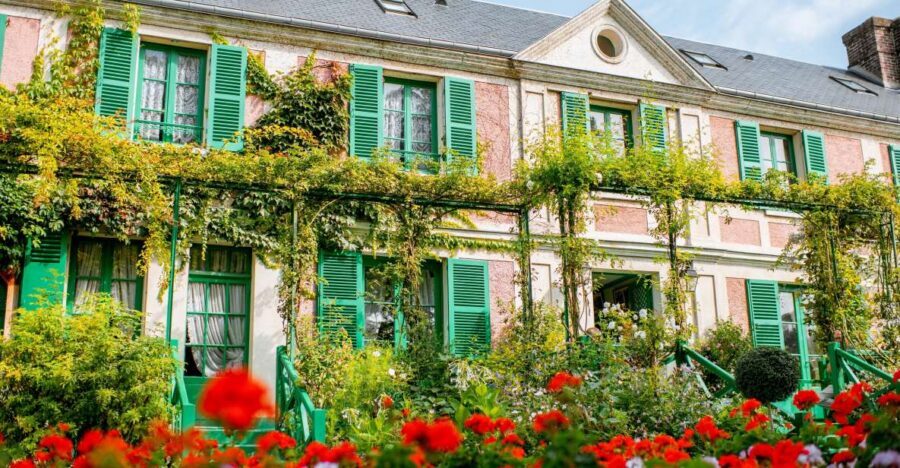 From Paris: Giverny and Versailles Palace Guided Day Trip - Palace of Versailles guided tour: skip the line, then get the stories