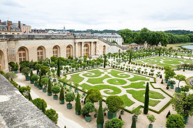 From Paris: Versailles Bike Tour w/ Palace, Gardens, & Picnic - Market picnic at Place du Marché Notre Dame: how to eat well without wasting time