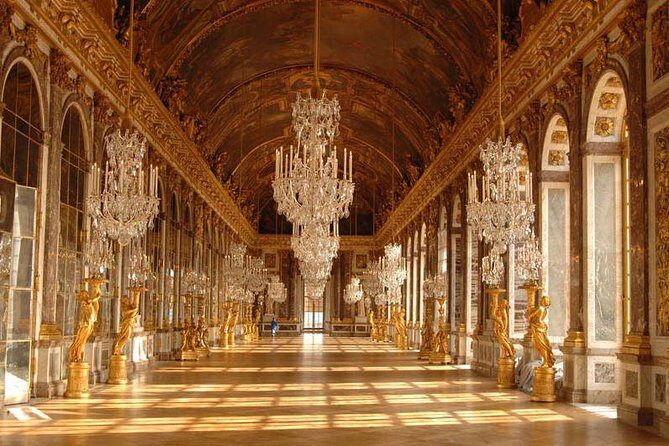From Paris: Versailles Palace Guided Tour with Gardens Access - Timed Entry and Audio Headsets: How the Tour Works in a Crowd