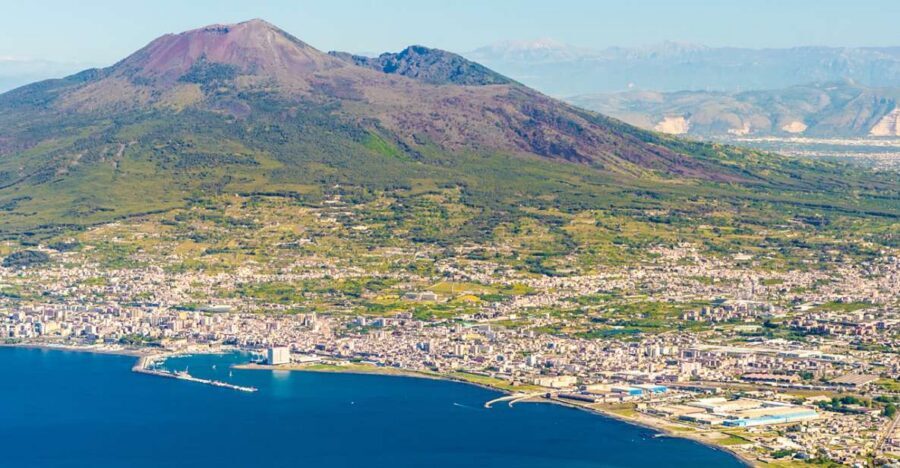 From Pompeii: Bus Transfer to Vesuvius with Park Entry Fee - The air-conditioned minibus and why 1000-m parking matters